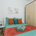 Conforto E Relax, Caminhando Para A Praia De Copacabana, Quarto E Sala, Completo, Com Wi Fi, Cozinha, Ar Condicionado